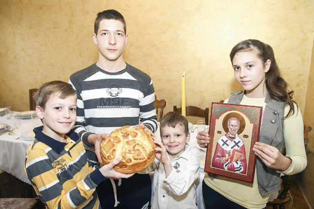 Слава нас окупља под кандилом и иконом