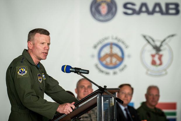 ЈАЧАЊЕ ВОЈНИХ ВЕЗА: Заједничка вежба српских и америчких падобранаца