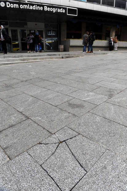 ОШТЕЋЕНЕ НОВЕ ПЛОЧЕ: Лош посао на тек реновираном платоу код Дома омладине