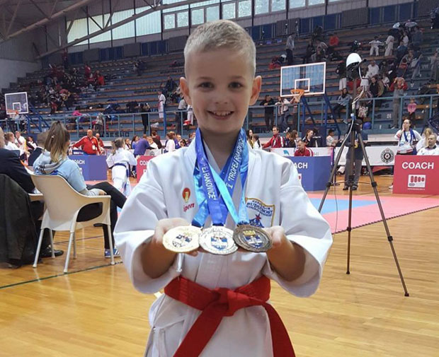 Мали каратиста не зна за пораз