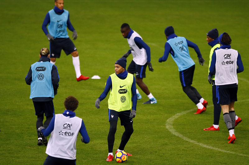 Фудбалери Француске одају почаст жртвама напада у Паризу