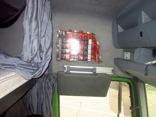 ЗАПЛЕНА НА ГРАНИЦИ СА РУМУНИЈОМ: Камионска кабина нафилована кријумчареним цигаретама (ФОТО)