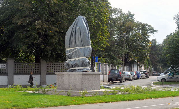 Дневник заблуда: Споменици и политика