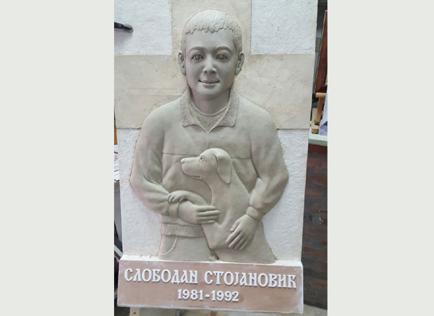 СЕЋАЊЕ НА ЗВЕРСКИ УБИЈЕНОГ ДЕЧАКА: При крају споменик Слободану Стојановићу