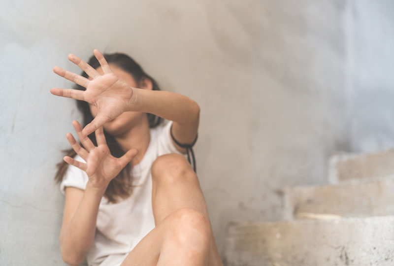 Брат у притвору, девојчица у сигурној кући