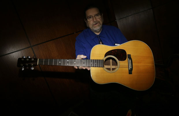 Гитара Боба Дилана продата за 400.000 долара