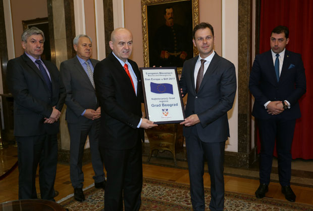 Синиша Мали примио признање Најтолерантнији град региона (Фото)