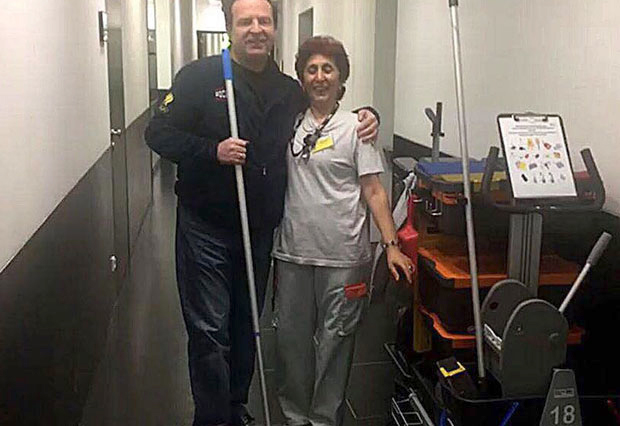 ШПИЈУНКА: У руке - и метла