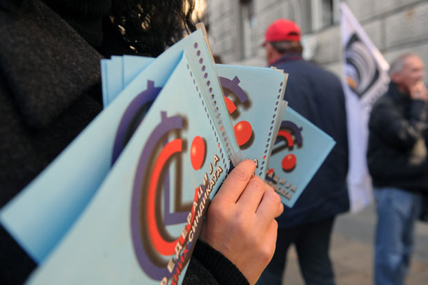 Плате и даље формално смањене