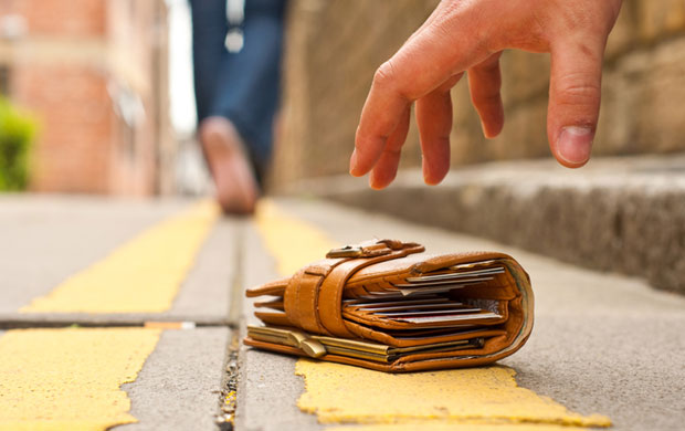 Комунални полицајац нашао и вратио торбицу са пуно новца