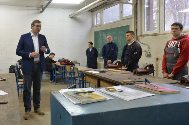 Мирни и насилници