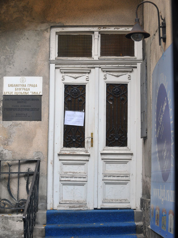 Катанац на библиотеке због дуга за струју