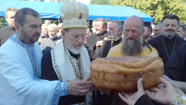 Свете водицу за прилог,а крсте по тарифи