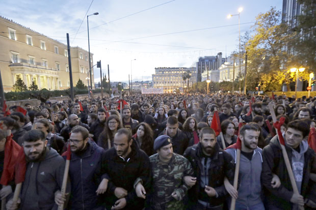 Одржан почасни марш у Атини, било инцидената