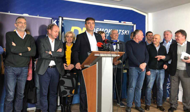 Опозиција не чује фронт