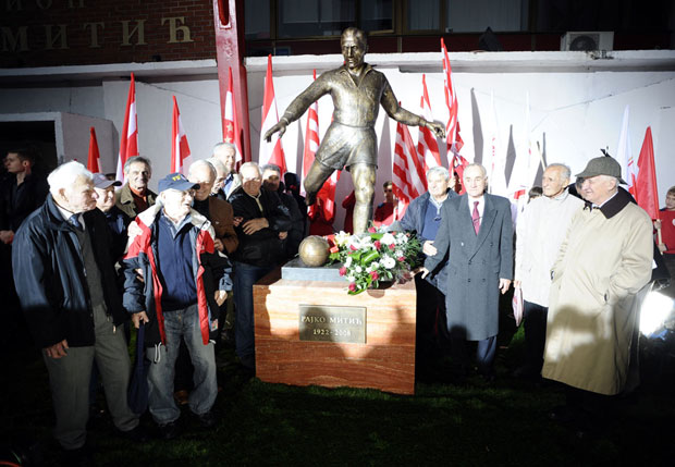 Откривен споменик Рајку Митићу испред стадиона Звезде