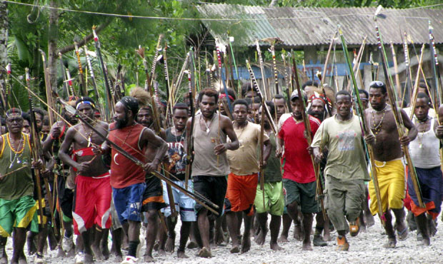 ЈЕЗИВ ОБИЧАЈ: Жене у индонежанском племену секу прсте како би доказале да жале покојнике