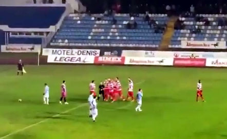 ЦИРКУС У СУБОТИЦИ: Фудбалери Борца десет минута седели на трави, па се склањали са терена (ВИДЕО)