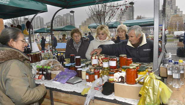 На тезгама џем од љутих папричица (фото и видео)