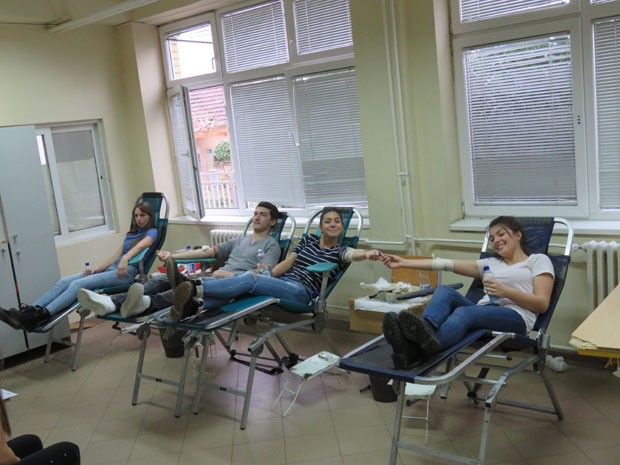 Краљевачки средњошколци добровољно дали крв
