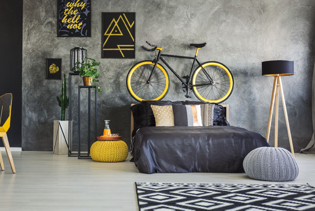 Бицикл на зиду и књиге у кухињи 