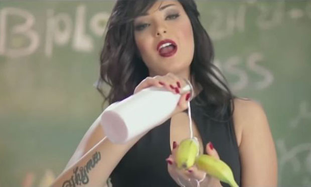 Певачица у притвору због “сугестивног једења јабуке и банане” у споту (ВИДЕО)