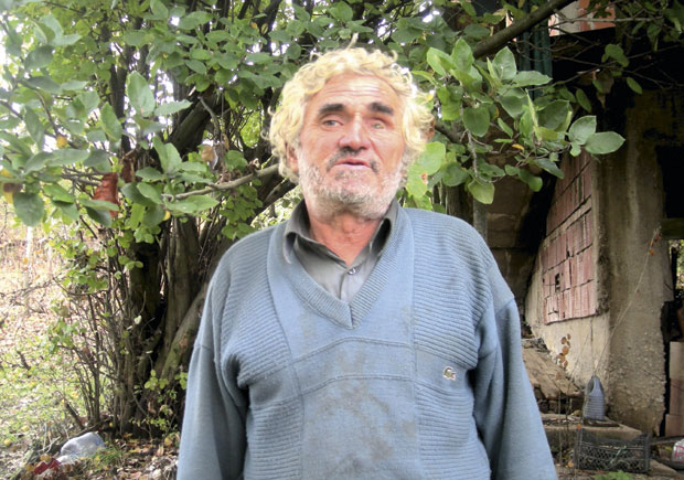 Полуслеп, у кући без струје и воде