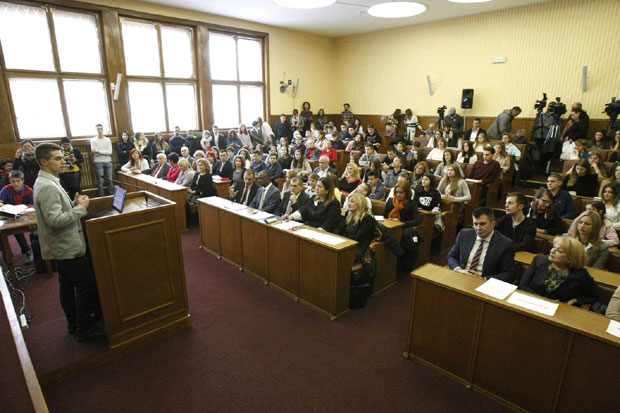 Деца пред посланицима и члановима владе говорила о насиљу