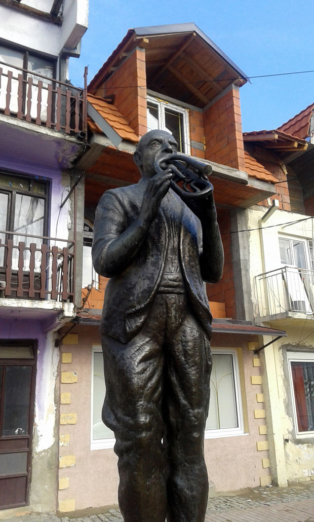 ВАНДАЛИЗАМ У ВРАЊУ: Са споменика Бакији Бакићу одсечена труба
