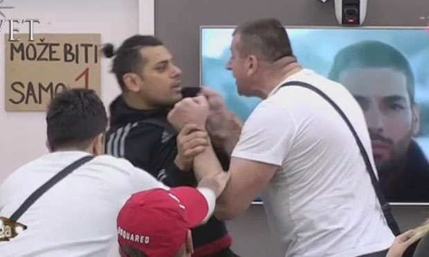 ИЗГУБИО ЖИВЦЕ: Миљан напао Бору, једва га држало обезбеђење! (ВИДЕО) 