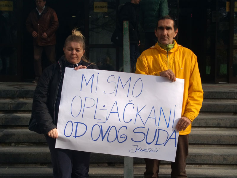 ПРОТЕСТОМ ДО ОБЕШТЕЋЕЊА: Исељена породица тражи новац из судског депозита 