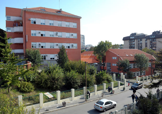 УЖАС НА ЗВЕЗДАРИ: Жена скочила са првог спрата Градске болнице