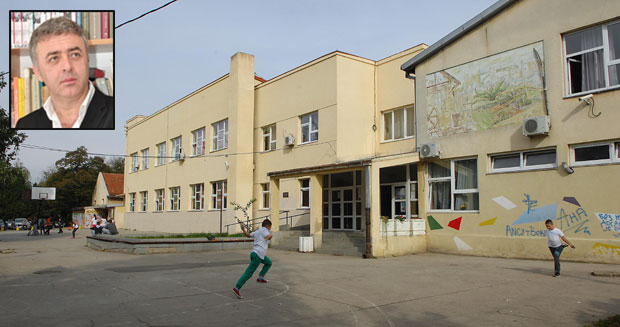 Платио агенцији да школи среди распоред часова