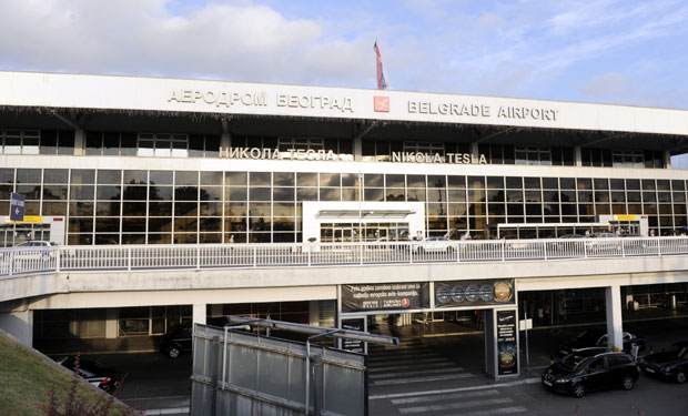 ДРАМА НА АЕРОДРОМУ НИКОЛА ТЕСЛА: Авион принудно слетео, капетану летелице позлило