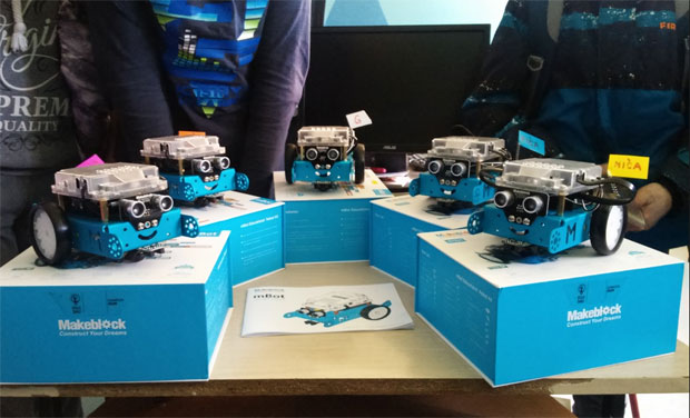 Ђаци уче уз помоћ робота