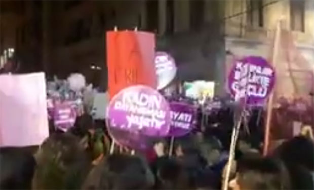 Жене у протестним шетњама у Риму, Паризу, Истанбулу... (ВИДЕО)