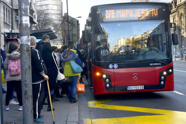 Крцати аутобуси возе ка Мирјеву