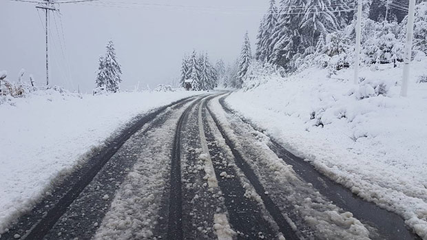 РЕГИОН ПОД СНЕГОМ: Затрпани Сљеме, Горски котар и Лика, у БиХ отказане утакмице, проблеми у саобраћају