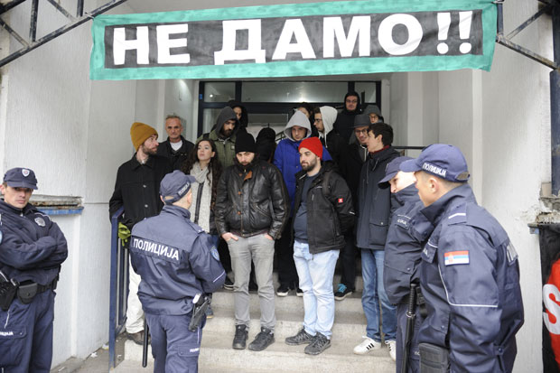 Живи зид спречио исељење