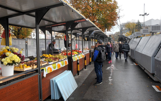 Пуне тезге испред Таша