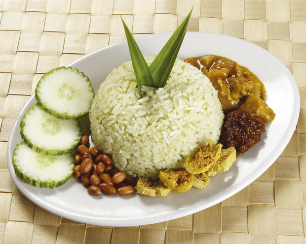 Бели тањири, зелена салата и три ћуфте