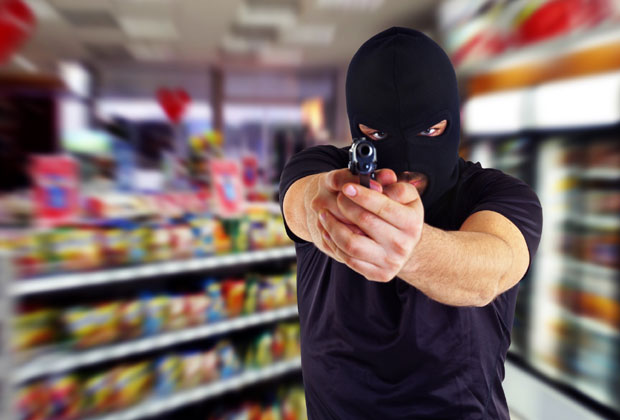 Малолетник из Српца претукао радницу и отео пазар