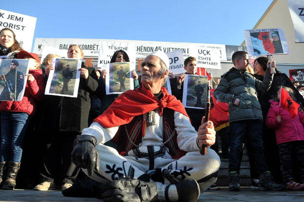 ПРОТЕСТ АЛБАНАЦА У СКОПЉУ: Породице чланова Кумановске групе траже понављање поступка за осуђене терористе