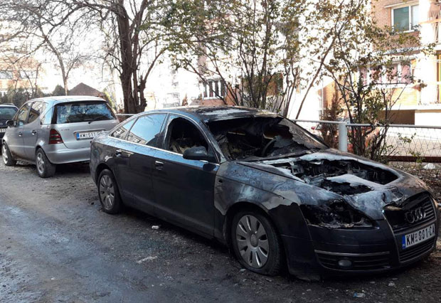Аутомобил Горанца запаљен у Северној Митровици (ФОТО)