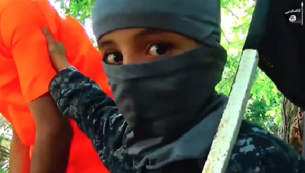 ЗВЕРСТВО ЏИХАДИСТА: Деца секла руке затворенику па га обезглавила (ВИДЕО)