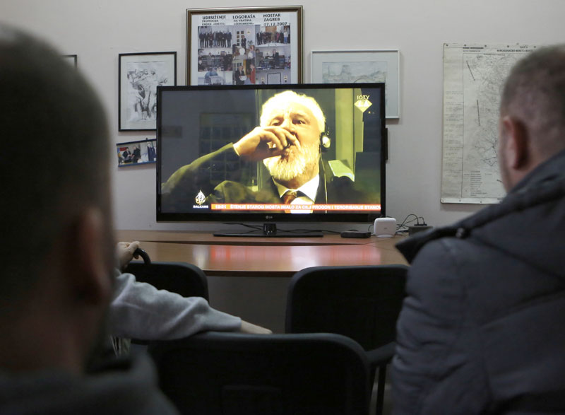 Шешељ: Јуначки чин Праљка; Руски посланик: А шта са одговорнима за НАТО агресију?