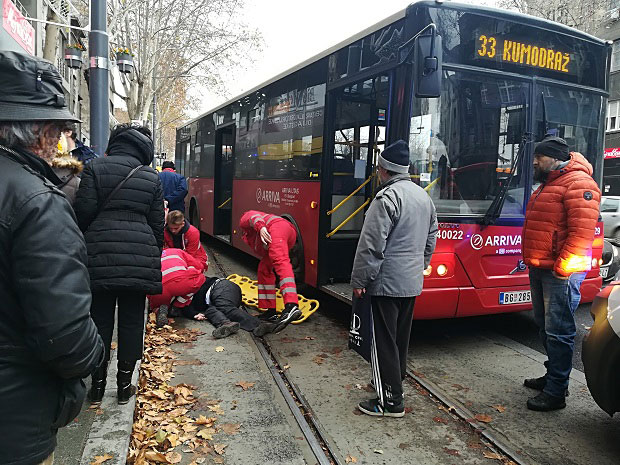 НЕСВАКИДАШЊА НЕСРЕЋА НА СЛАВИЈИ: Аутобус ударио аутомобил да би избегао пешака (ФОТО)