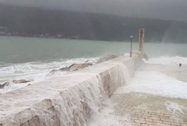 Таласи преплавили градску луку у Херцег Новом (ФОТО)