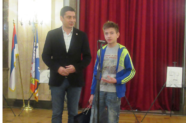 Синиша слика затворених очију