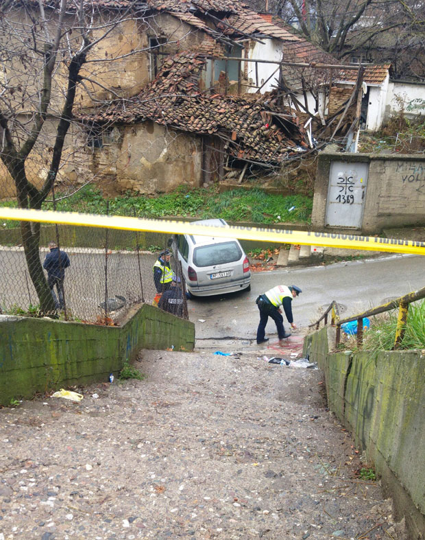 НЕОБИЧНА САОБРАЋАЈКА: „Зафиром слетео низ степенице и повредио пешака (ФОТО)